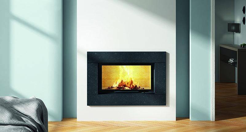 La cheminée avec cadre en pierre Kilkenny