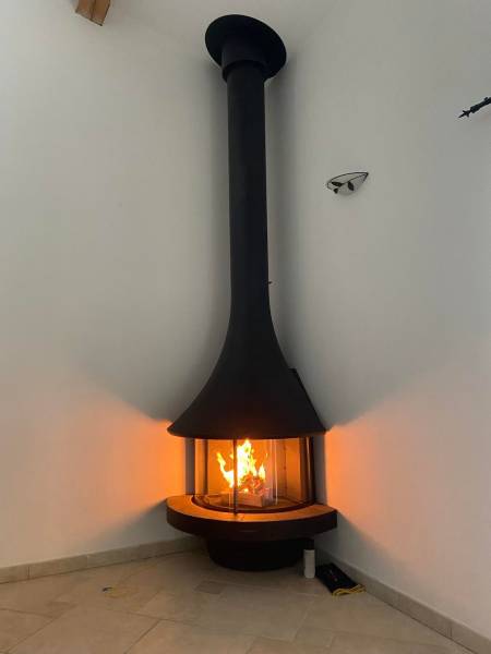 Installation Cheminée JC BORDELET d'angle à Roquefort-les-Pins dans les Alpes Maritimes