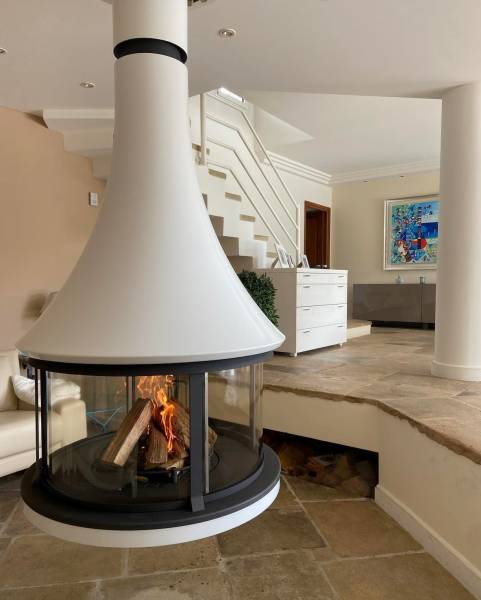 Cheminée JC BORDELET suspendue à Antibes dans les Alpes Maritimes