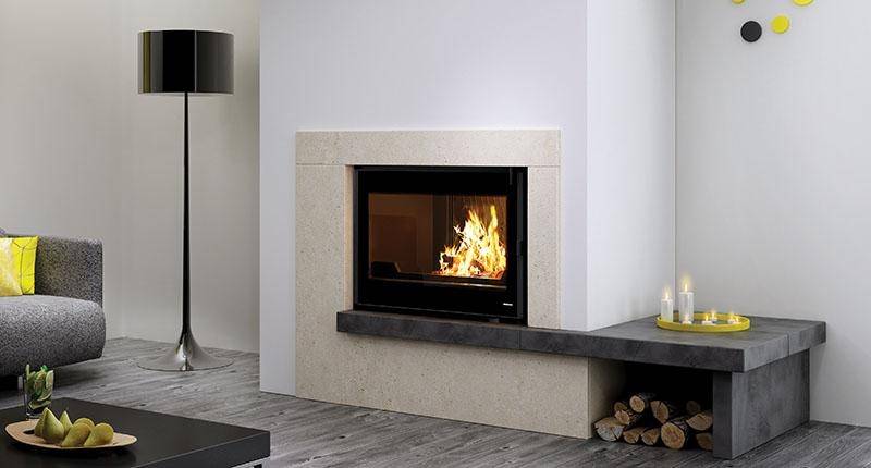 La cheminée avec socle en pierre d’Estaillades lisse