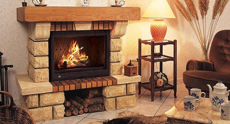 La cheminée en pierre du Gard