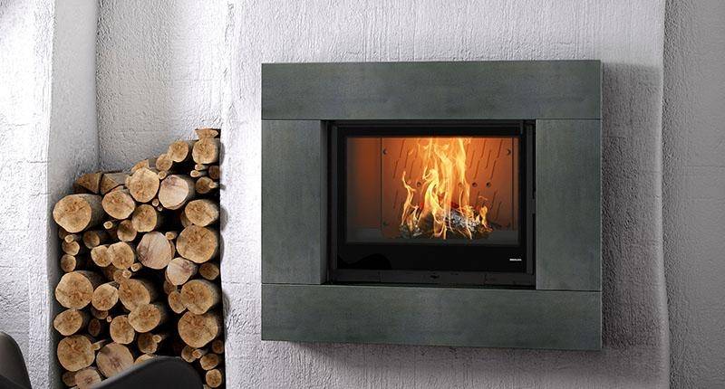 La cheminée avec cadre en béton poli