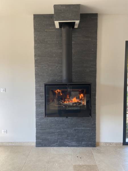 Poêle à bois suspendu à Roquefort-les-Pins dans les Alpes Maritimes