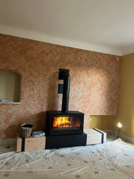 Poêle à bois sur banquette en bois à Chateauneuf-de-Grasse dans les Alpes Maritimes