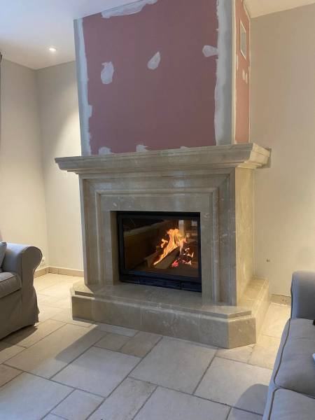 Cheminée en marbre MARFIL à Mougins dans les Alpes Maritimes