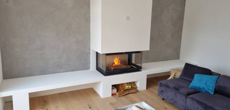 Cheminée 3 vitres avec banquette à Mougins dans les Alpes Maritimes