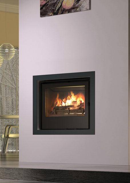 La cheminée avec cadre métallique